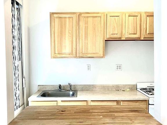 4th image of 240 E 9th St APT 6