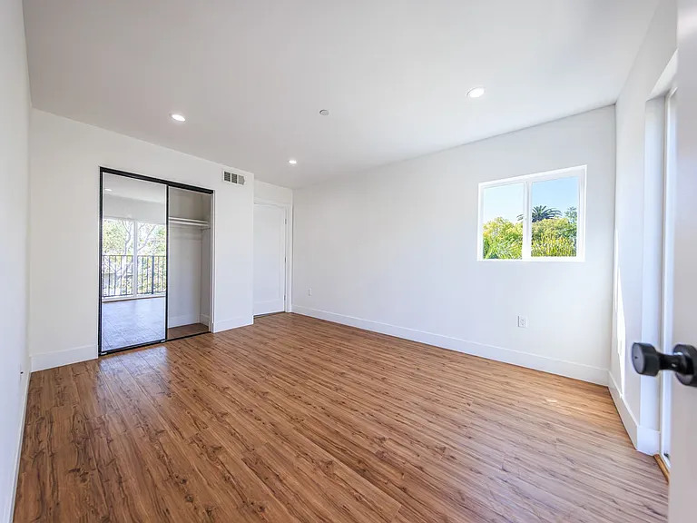 Luxury 3 & 4 Bed Townhomes | Walk to NoHo Arts District + Toluca Lake — Photo 51