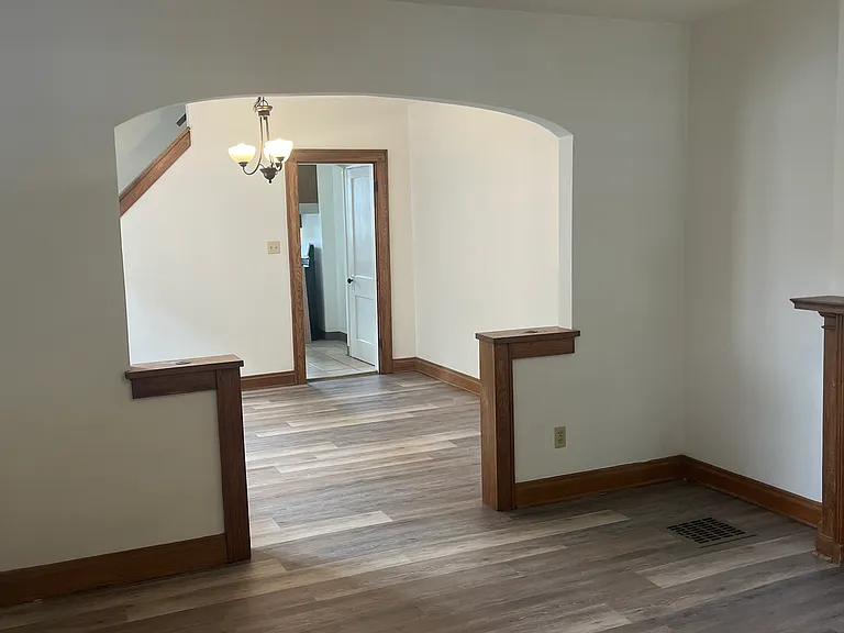 917 Thomas Rd — Photo 2