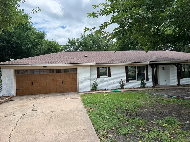 606 Laurence Dr — Photo 1