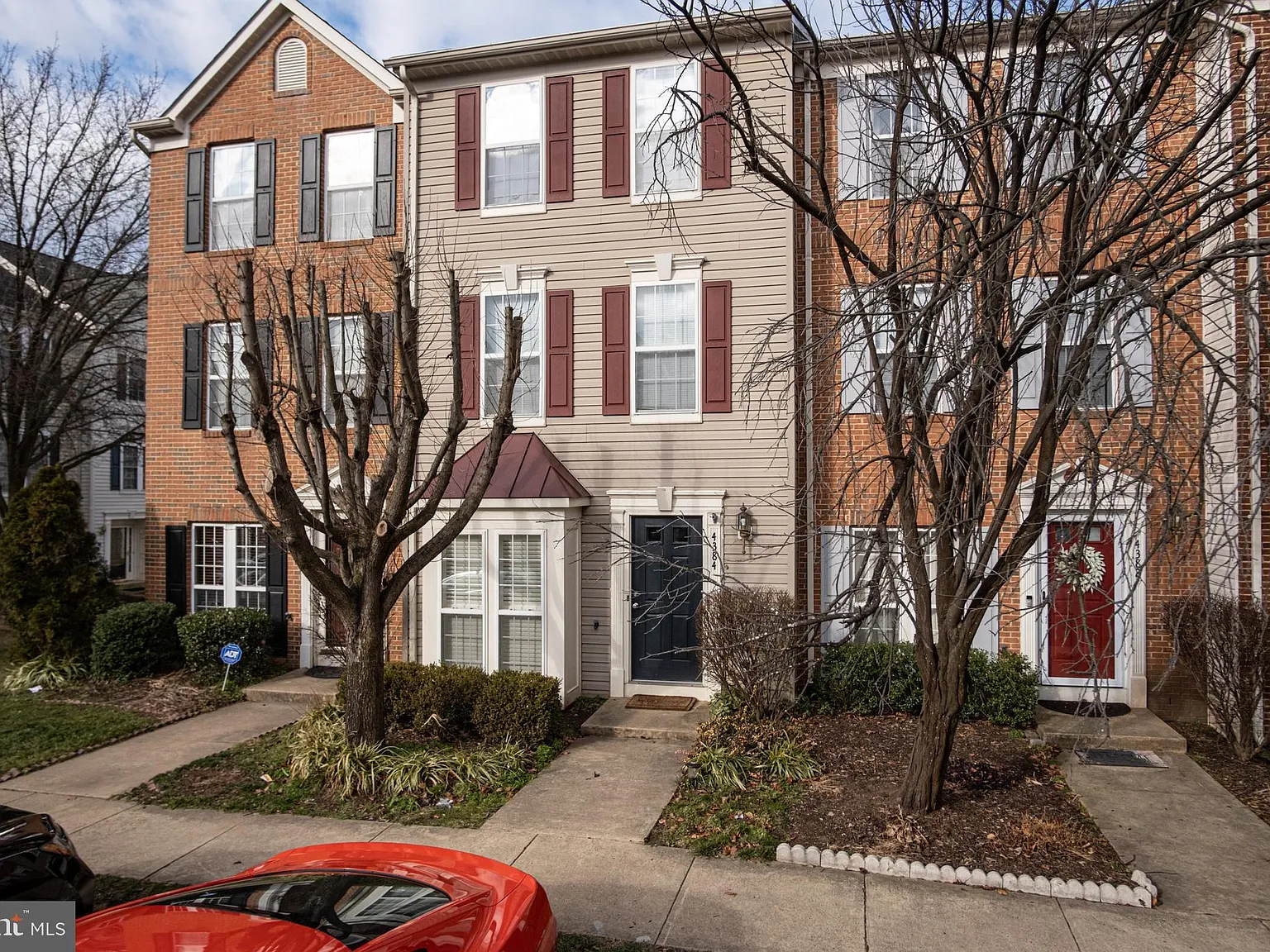 3 bed, 2.5 bath, 1658 sqft, $3,100 — Photo 2
