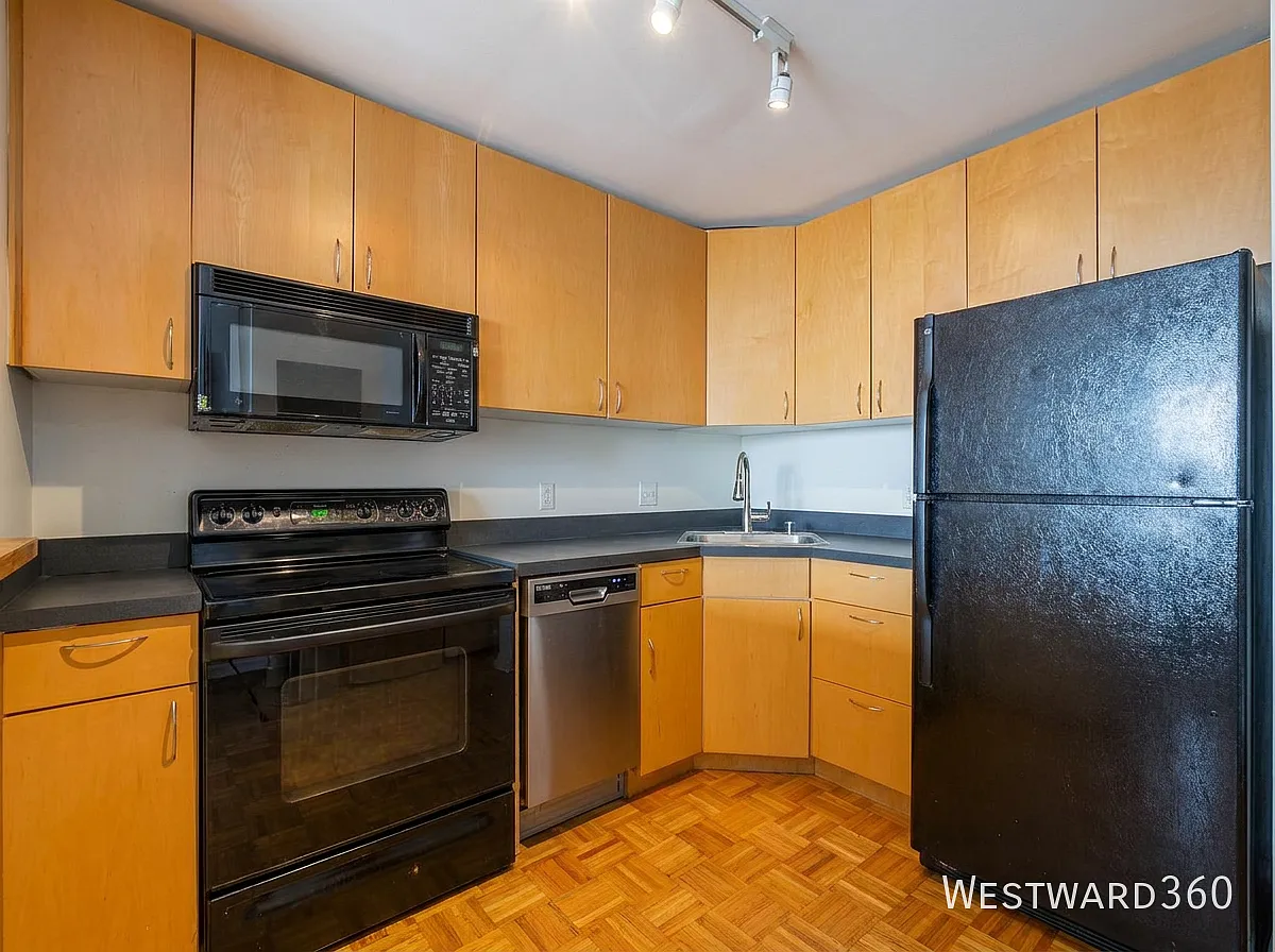 3930 N Pine Grove Ave — Photo 3