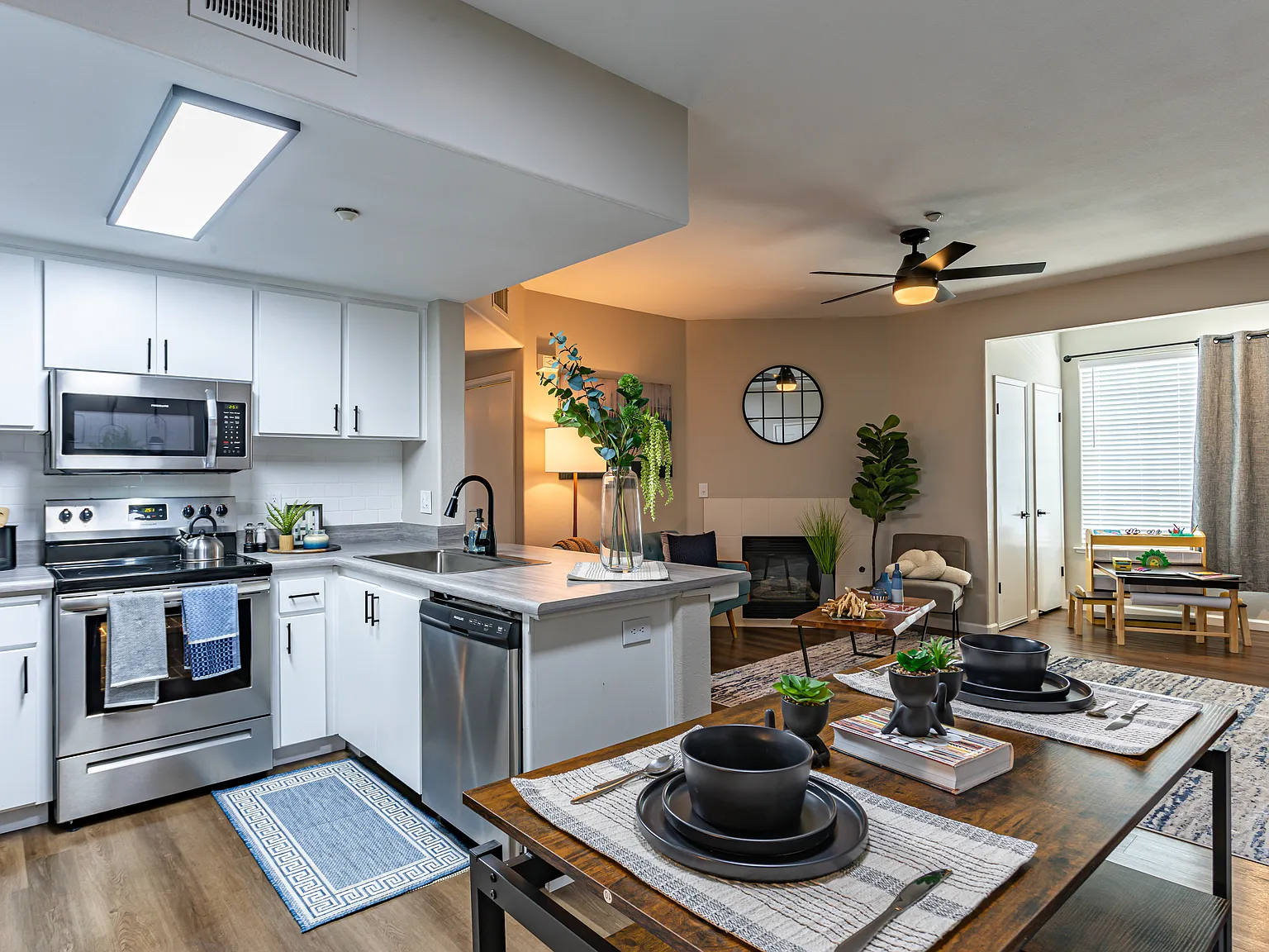 Luxe Apartments — Photo 1