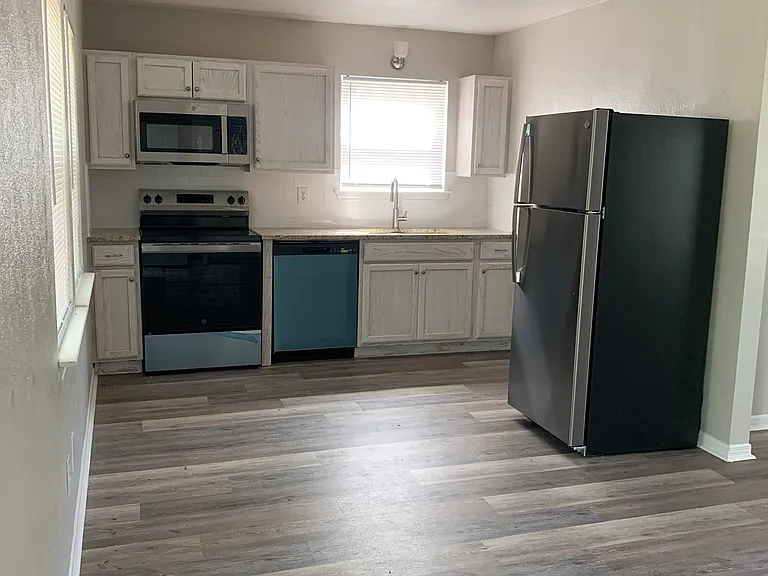 1312 W Avenue D — Photo 4