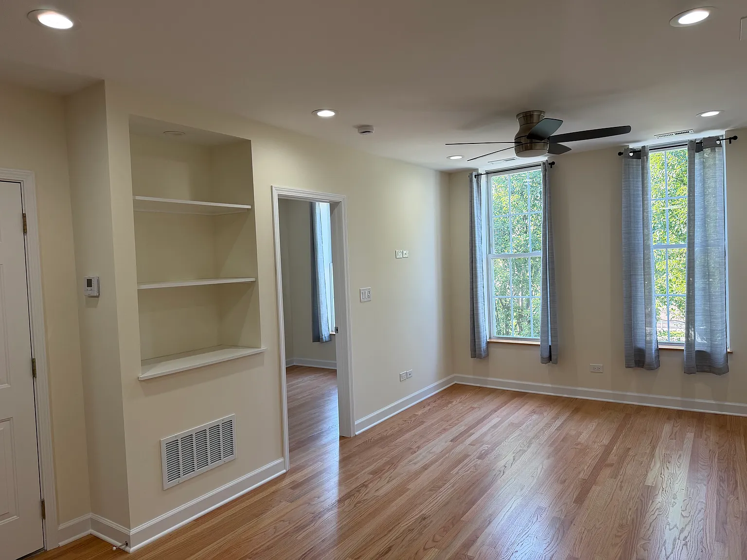 1 bed, 880 sqft, $2,000 — Photo 3