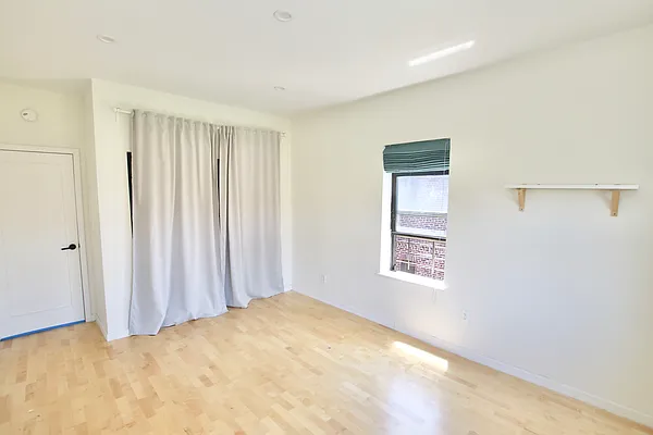 Sold by Remax City Square | media 11