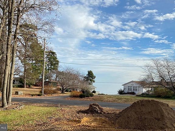 2nd image of 571 Lake Dr