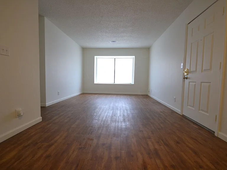 101-103 Johnson Dr — Photo 5