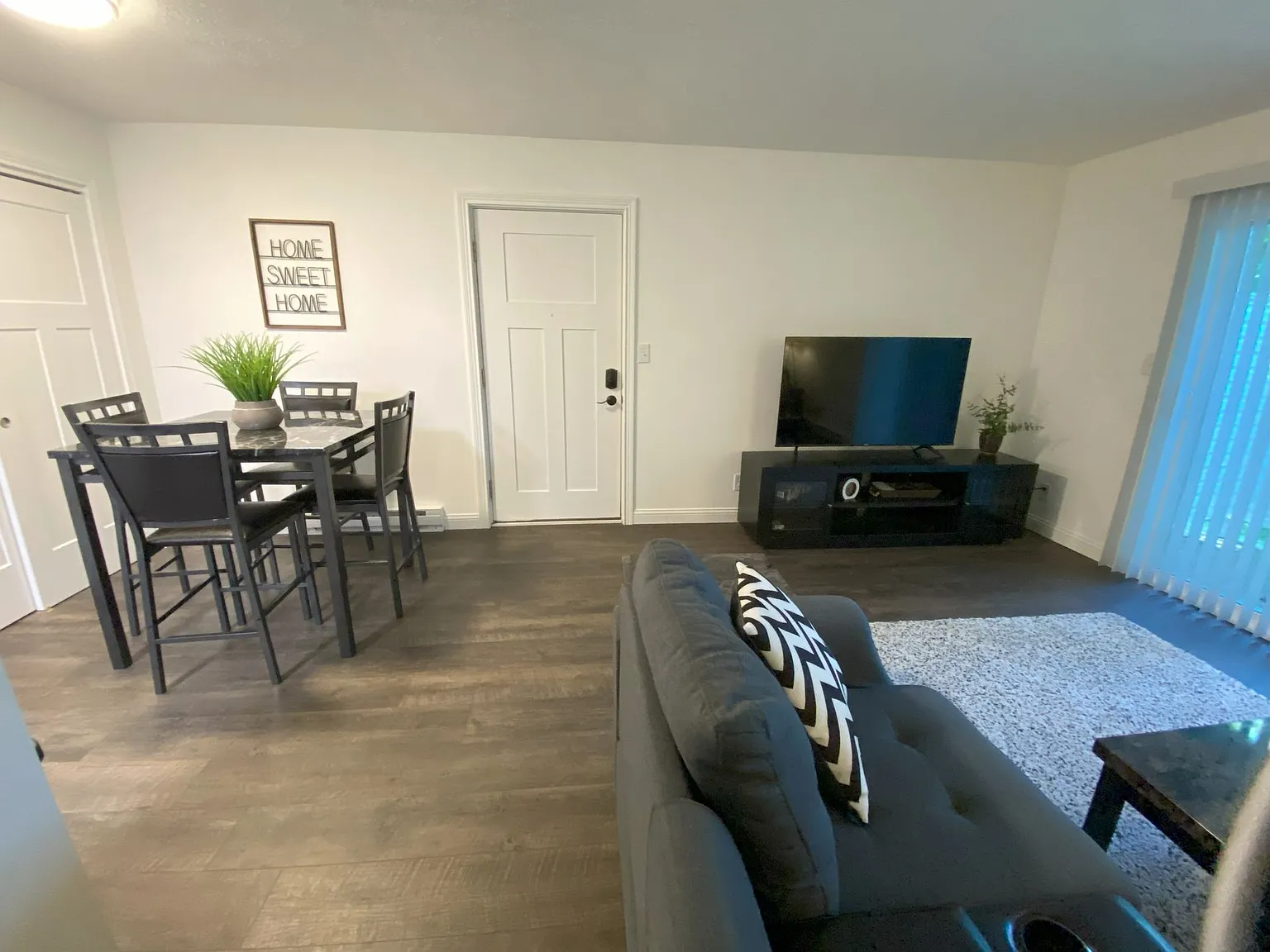24 Flats — Photo 3