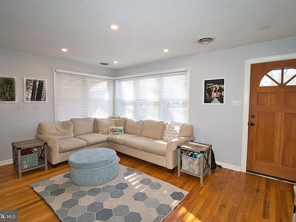 3rd image of 421 Carlisle Ave