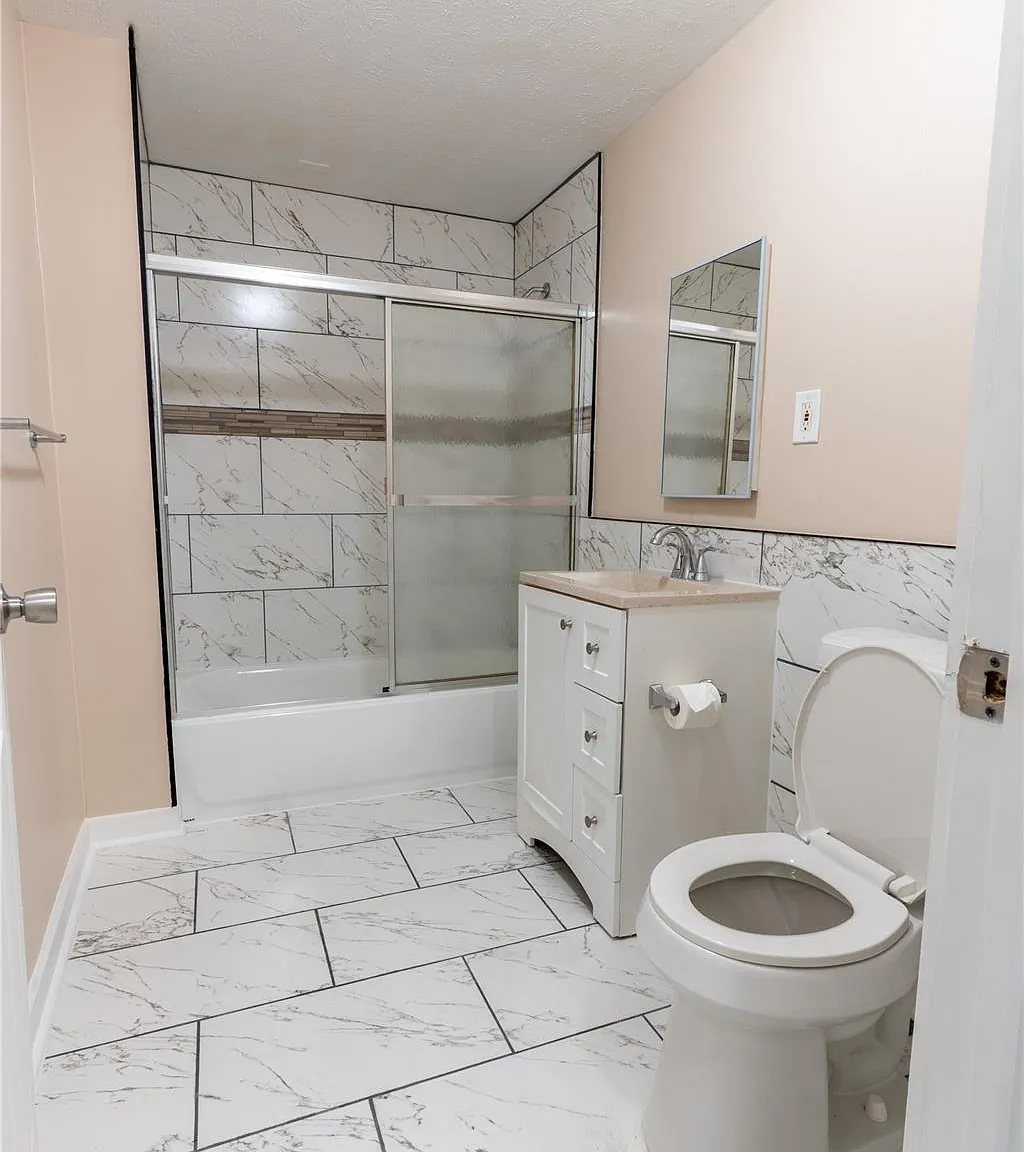 2 bed, 1.0 bath, 1458 sqft, $1,200 — Photo 2