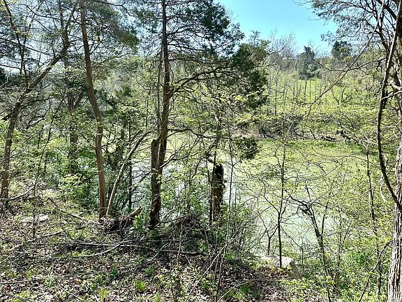 4th image of 440 Lakeside Dr