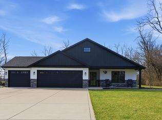 823 11th St SW, Demotte, IN 46310