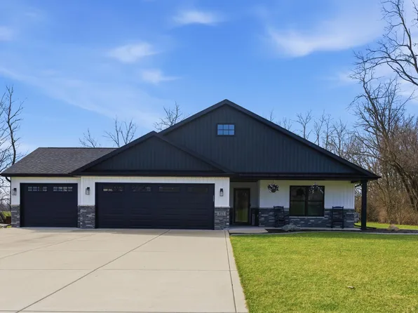 823 11th St SW, Demotte, IN 46310