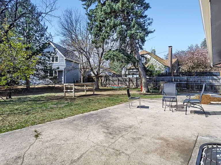 723 E Prospect Rd — Photo 9