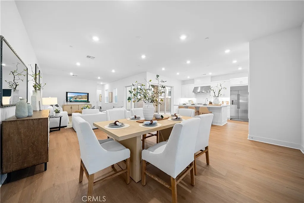 5 bed, 4.5 bath, 3466 sqft, $8,000 — Photo 2