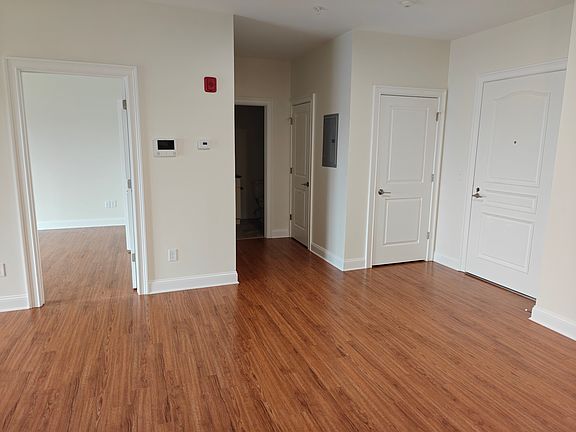 4th image of 10 Franklin Ave APT 201