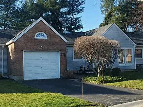 89 Standish Dr, Mount Sinai, NY 11766