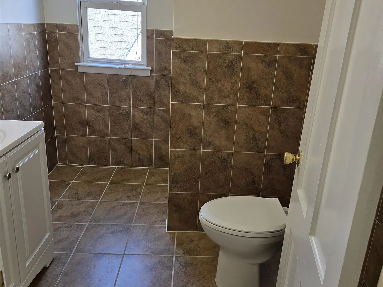 5 bed, 2.0 bath, 1600 sqft, $3,200 — Photo 3