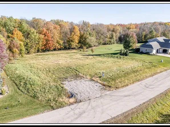 W9008 Forest Ridge Dr #5, Hortonville, WI 54944