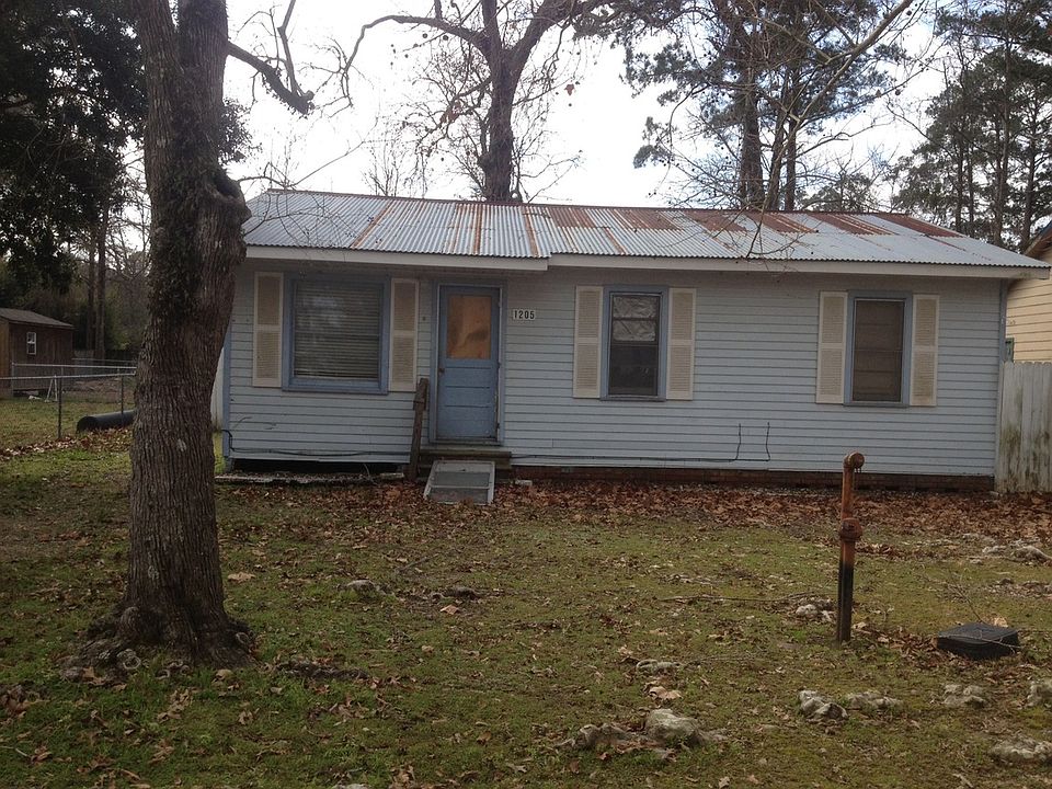 2nd image of 1205 Green Oaks Loop