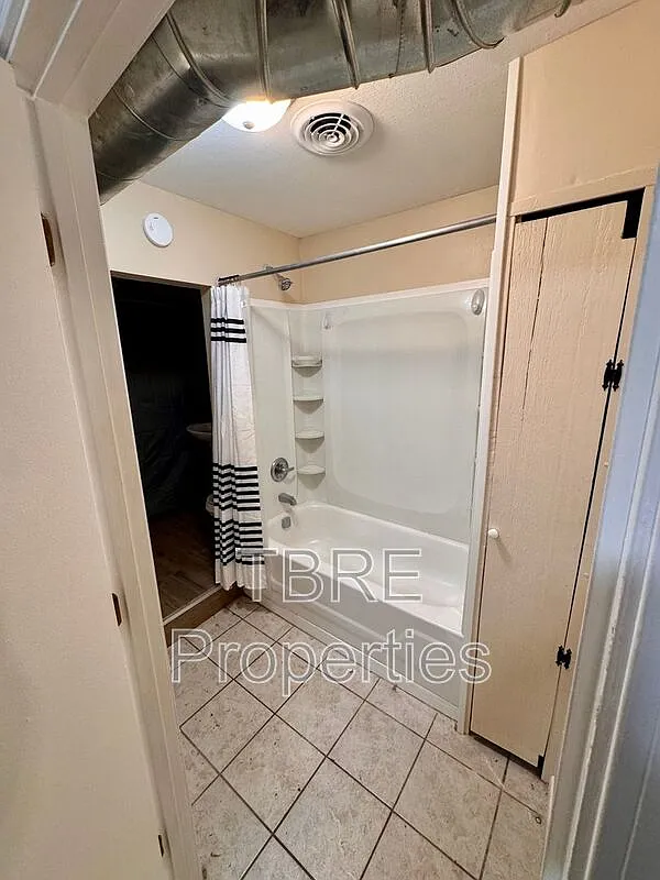 2 bed, 1.0 bath, 800 sqft, $900 — Photo 2