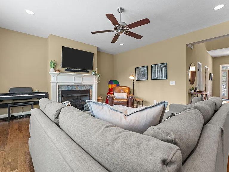 155 Devon Cir — Photo 16