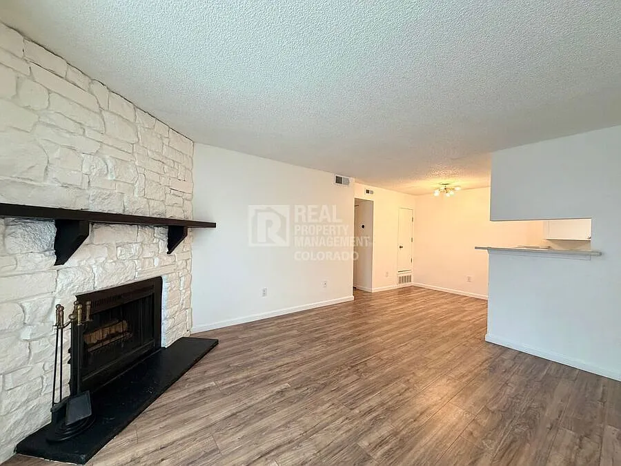 Updated 2-Bedroom, 2-Bath Ground-Floor Corner Condo with Wood-Burning Fireplace & Private Primary... — Photo 3
