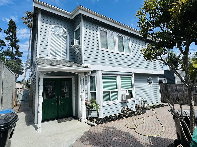 1358 Bennett Ave — Photo 16