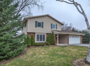W283N6567 Meadowlark Ln, Hartland, WI 53029