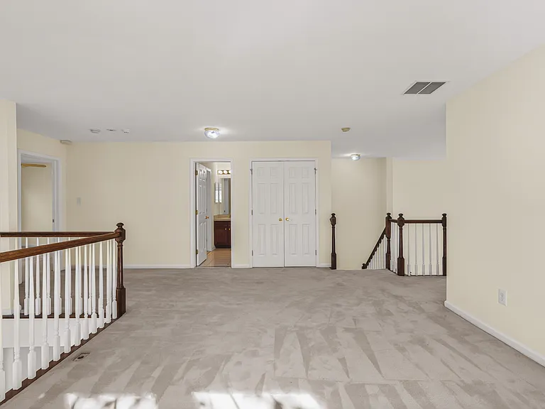 102 Burnet Cres #102 — Photo 32