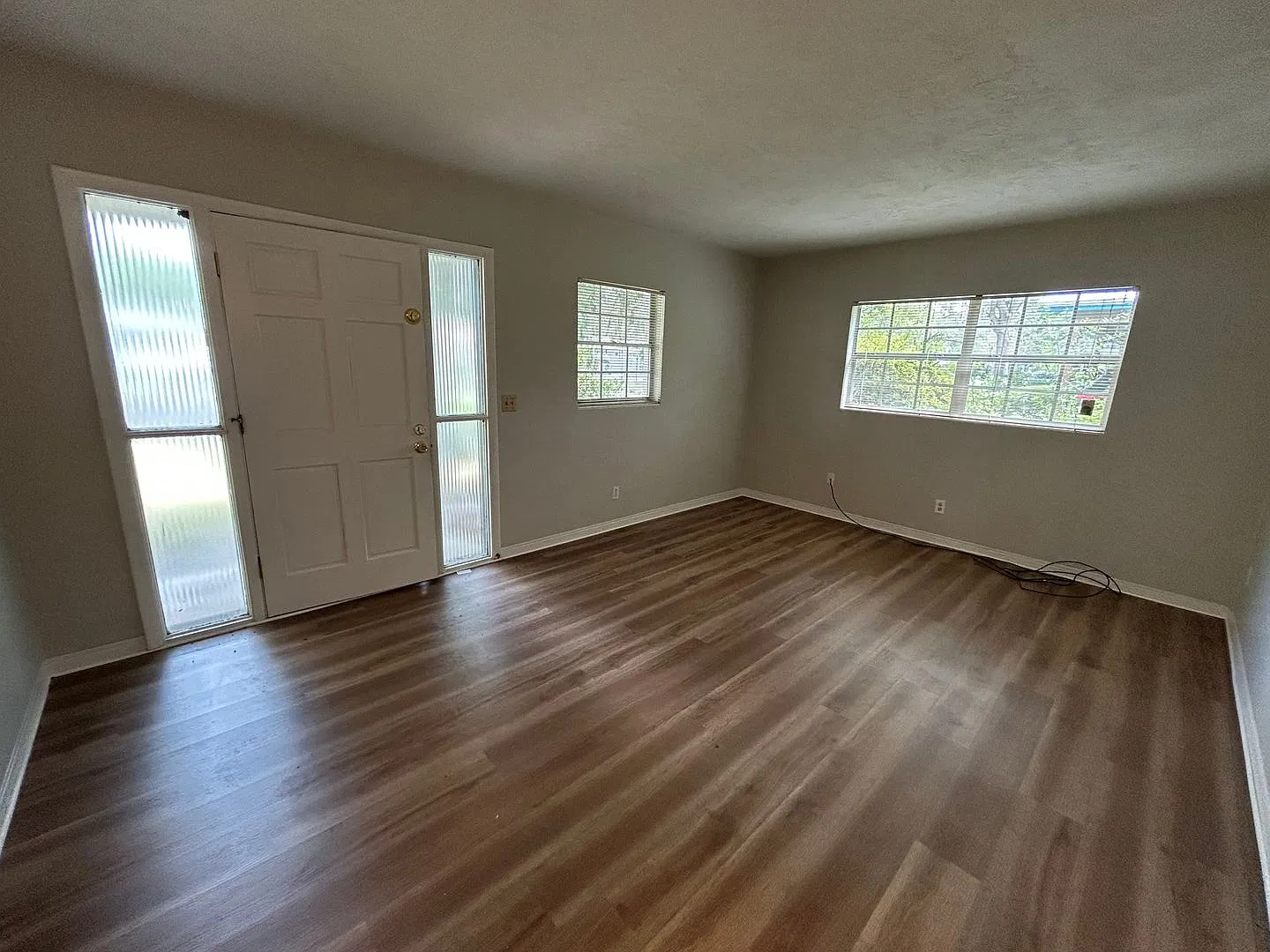 Charming 3-bed/1-bath single-family home available now! — Photo 2