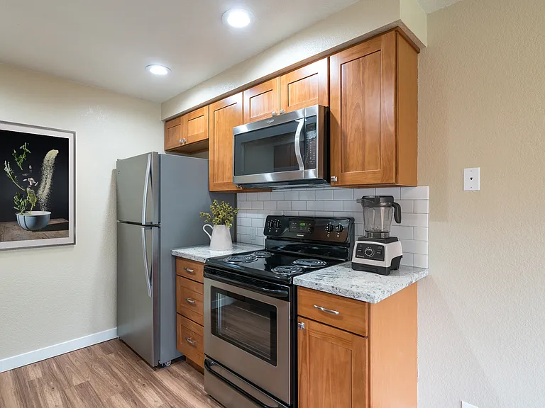 Del Mar Village Apartments — Photo 2