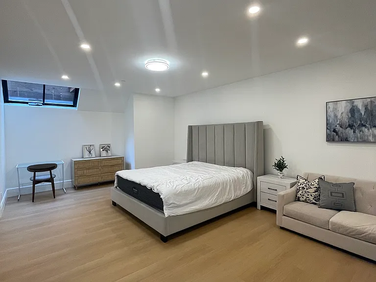 2822 Van Ness Ave — Photo 30
