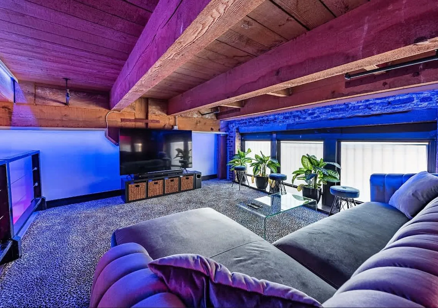 Art-Filled Warehouse Loft w/ Free Parking & Pool Table — Photo 2