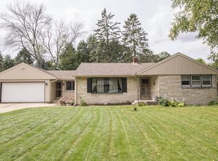 1607 S Clover Knoll Pl, New Berlin, WI 53151