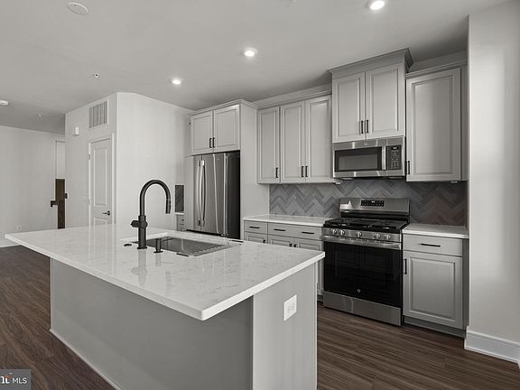 5th image of 43294 Farringdon Sq