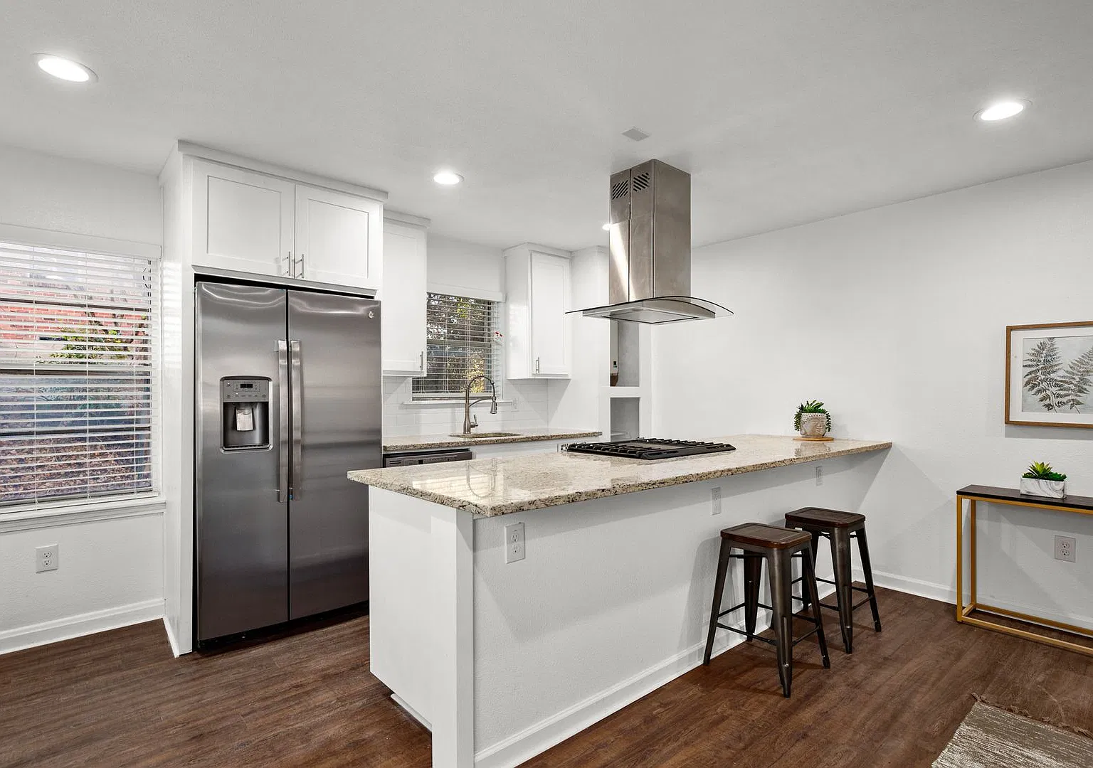 301 E 33rd Apartments — Photo 4