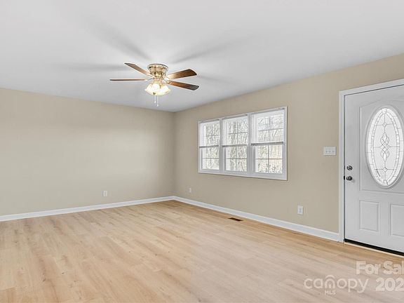 4th image of 2544 Shelton Ave
