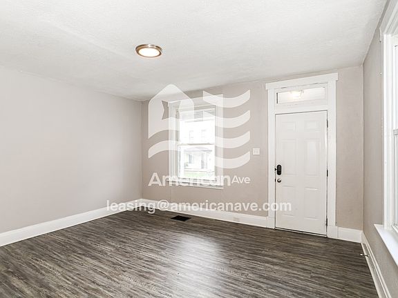 1431693_003_living_room_3.jpg