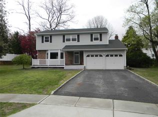 21 Torlen Ct, Hauppauge, NY 11788