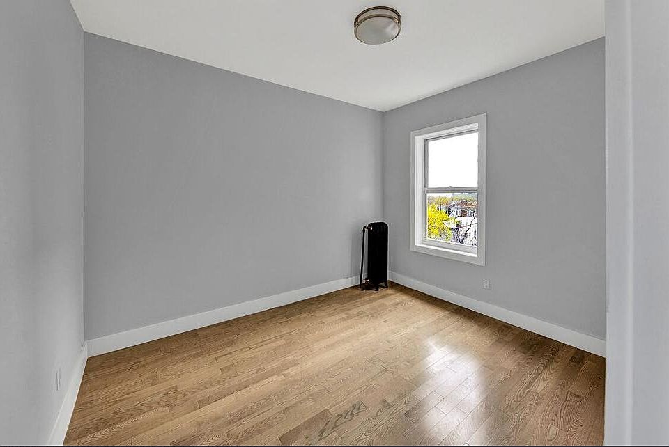 2nd image of 130 Woodlawn Ave APT 2