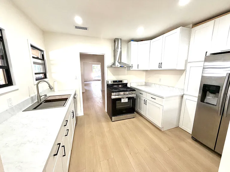 6132 Whitsett Ave — Photo 9