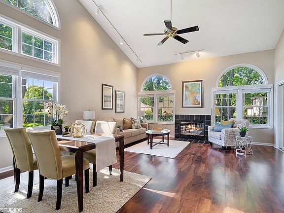 3rd image of 3052 N Daniels Ct #201