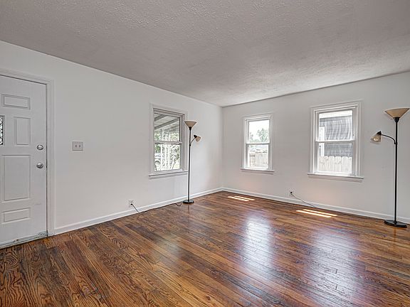 3rd image of 4924 N Rosslyn Ave