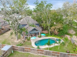 230 Park Meadow Ct, Clute, TX 77531