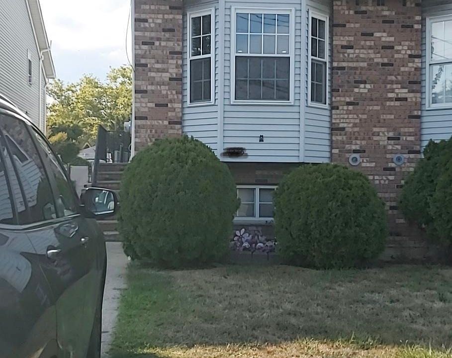 1st image of 1275 N Railroad Ave #1