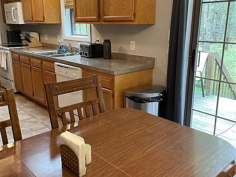 1037 Maplewood Dr — Photo 18