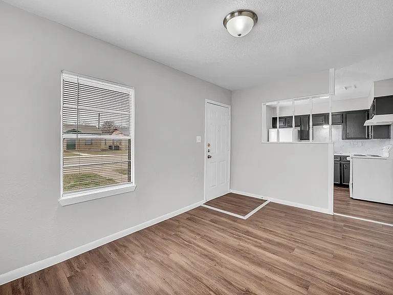 203 W Avenue G — Photo 3