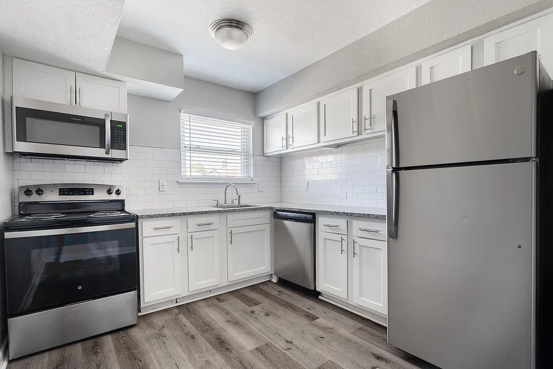 River Breeze Apartments — Photo 1